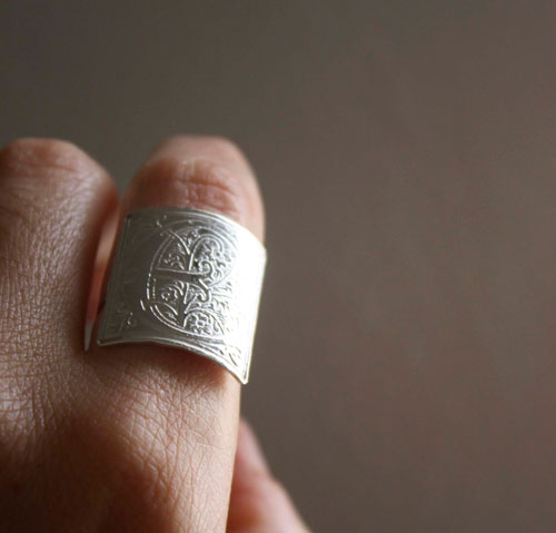 Initiale médiévale, bague enluminure du moyen-âge en argent