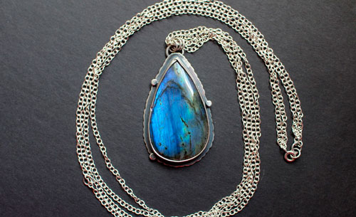 Invisible pour les yeux, collier citation en argent et labradorite