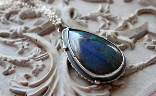 Invisible pour les yeux, collier citation en argent et labradorite