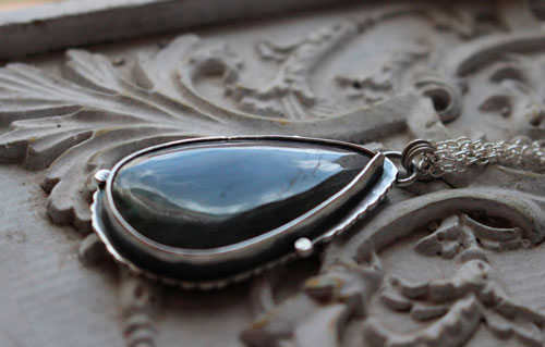 Invisible pour les yeux, collier citation en argent et labradorite 