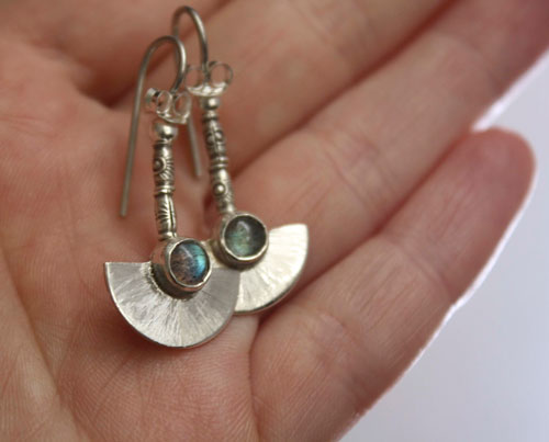 Isis, boucles d’oreilles égyptiennes en argent et labradorite