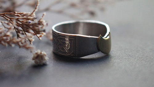 L’anneau de la druidesse, bague lune celtique en argent et laiton