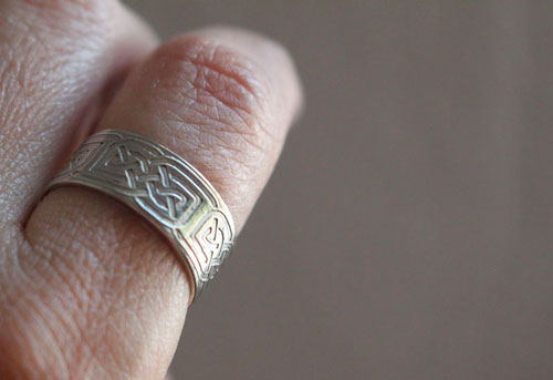 L’anneau de la druidesse, bague lune celtique en argent et laiton