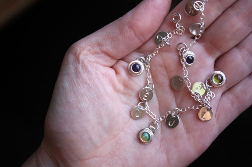 l’arbre de Jessé, bracelet souvenir de famille en argent et pierres de naissance