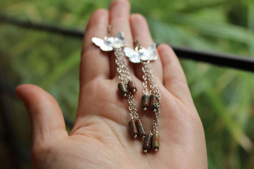 L’effet papillon, boucles d’oreilles insectes en argent et unakite