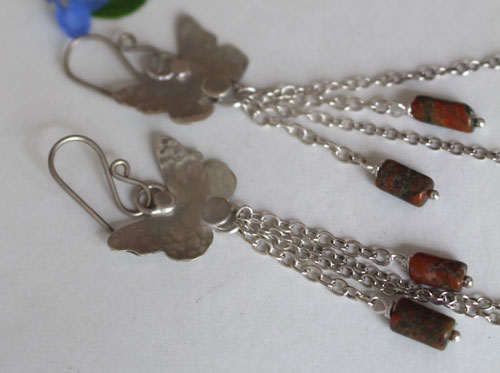 L’effet papillon, boucles d’oreilles insectes en argent et unakite