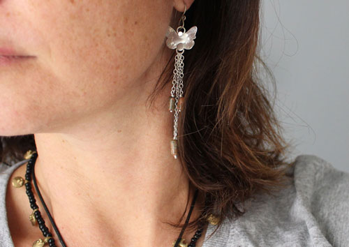 L’effet papillon, boucles d’oreilles insectes en argent et unakite