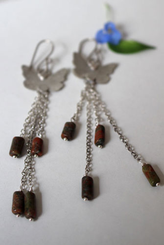 L’effet papillon, boucles d’oreilles insectes en argent et unakite