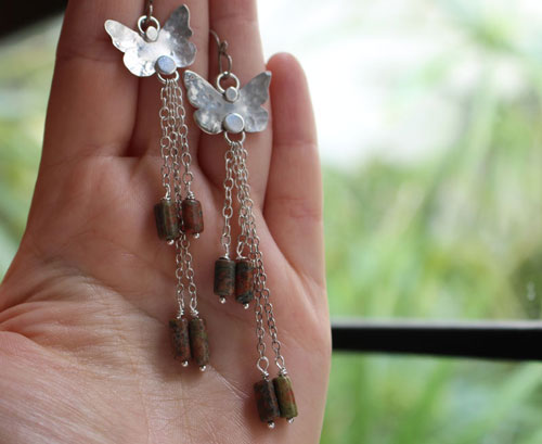 L’effet papillon, boucles d’oreilles insectes en argent et unakite