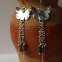 L’effet papillon, boucles d’oreilles insectes en argent et unakite