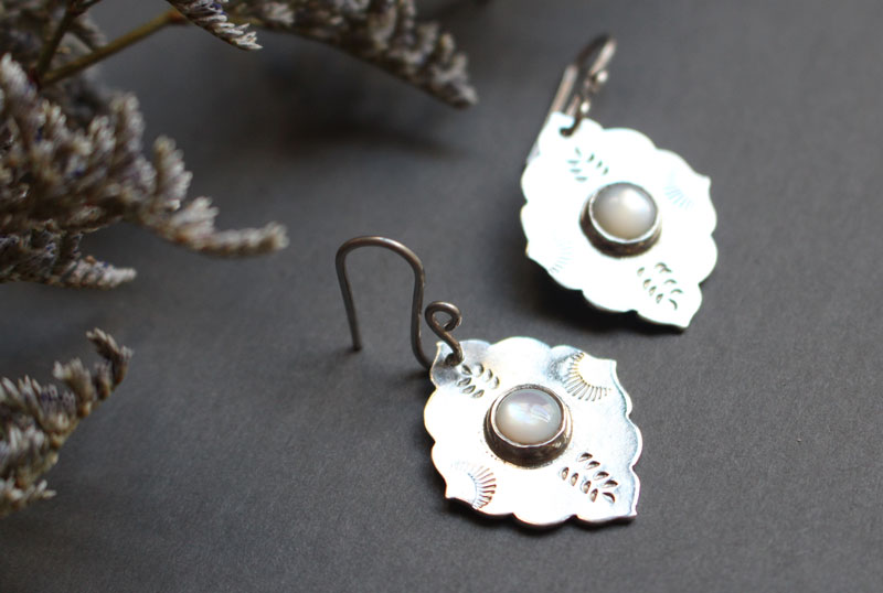 L’étoile du matin, boucles d’oreilles oriental en argent et nacre