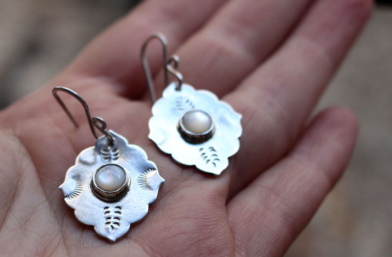 L’étoile du matin, boucles d’oreilles oriental en argent et nacre