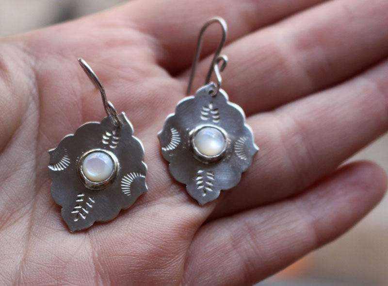 L’étoile du matin, boucles d’oreilles oriental en argent et nacre