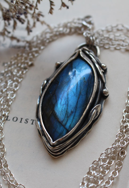 L’œil de la forêt, collier nature en argent et labradorite