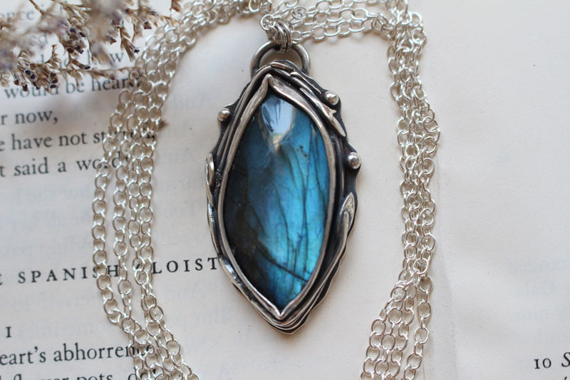 L’œil de la forêt, collier nature en argent et labradorite