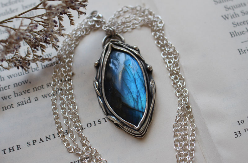 L’œil de la forêt, collier nature en argent et labradorite