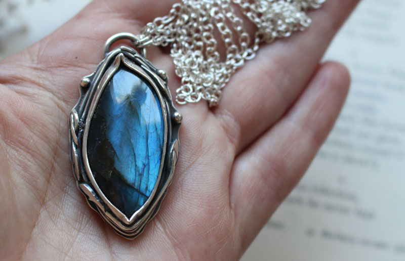 L’œil de la forêt, collier nature en argent et labradorite
