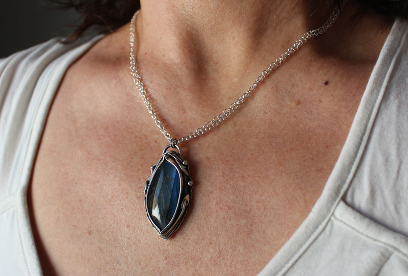 L’œil de la forêt, collier nature en argent et labradorite