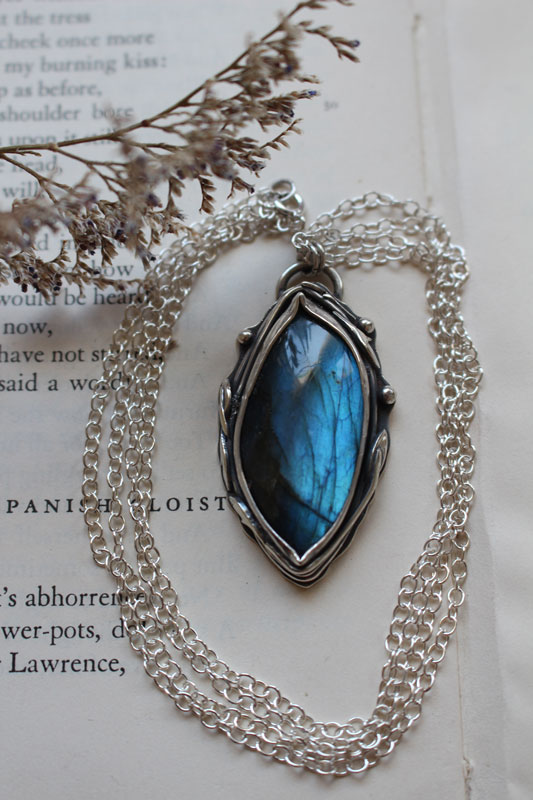 L’œil de la forêt, collier nature en argent et labradorite