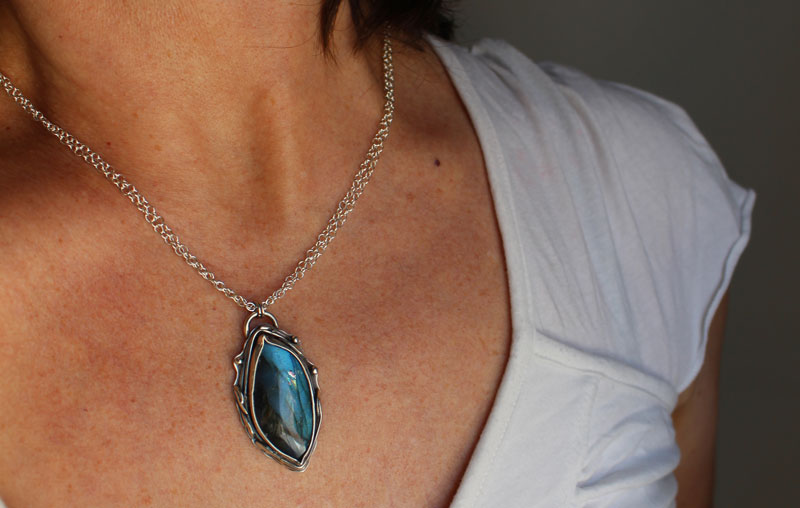 L’œil de la forêt, collier nature en argent et labradorite