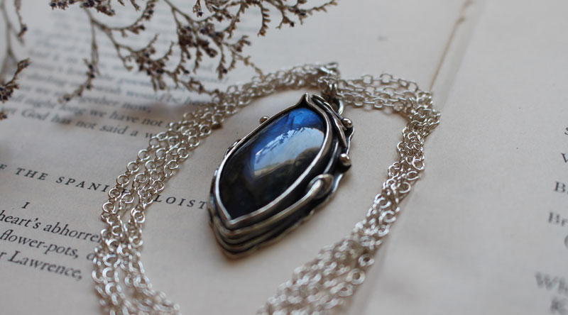 L’œil de la forêt, collier nature en argent et labradorite