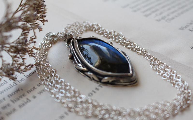L’œil de la forêt, collier nature en argent et labradorite