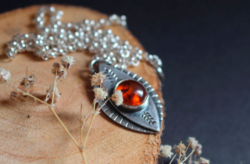 L’oeil de la nature, collier d’automne en argent et ambre