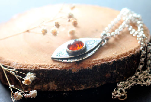 L’oeil de la nature, collier d’automne en argent et ambre