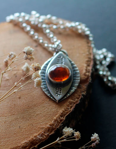 L’oeil de la nature, collier d’automne en argent et ambre