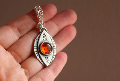 L’oeil de la nature, collier d’automne en argent et ambre