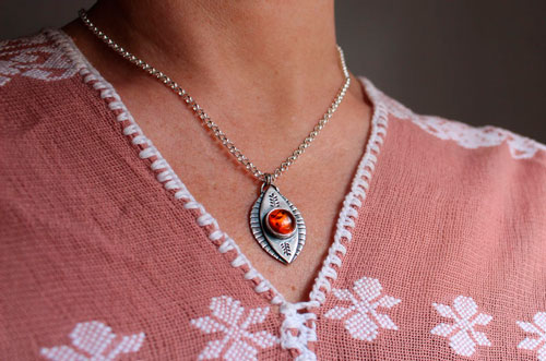 L’oeil de la nature, collier d’automne en argent et ambre