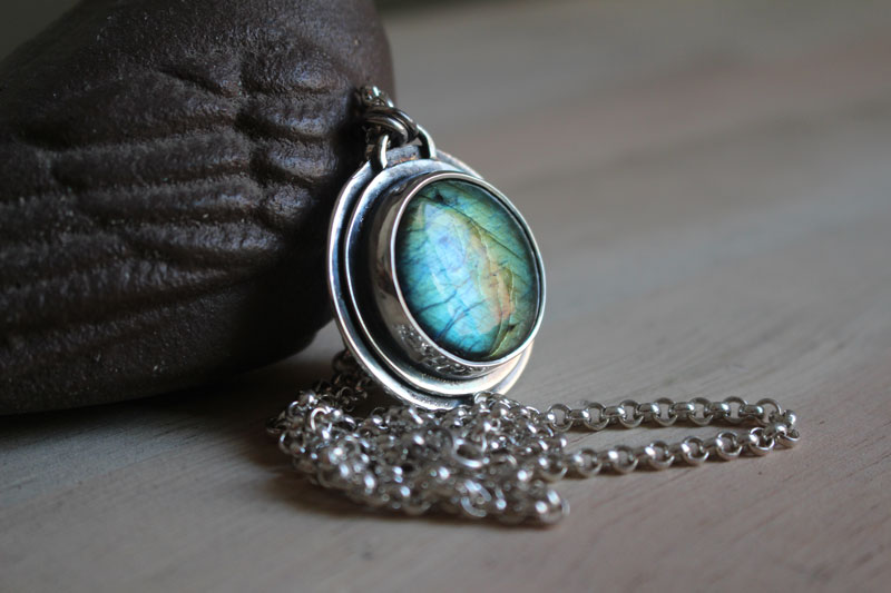 L’oeil de la nature, collier druidique en argent et labradorite