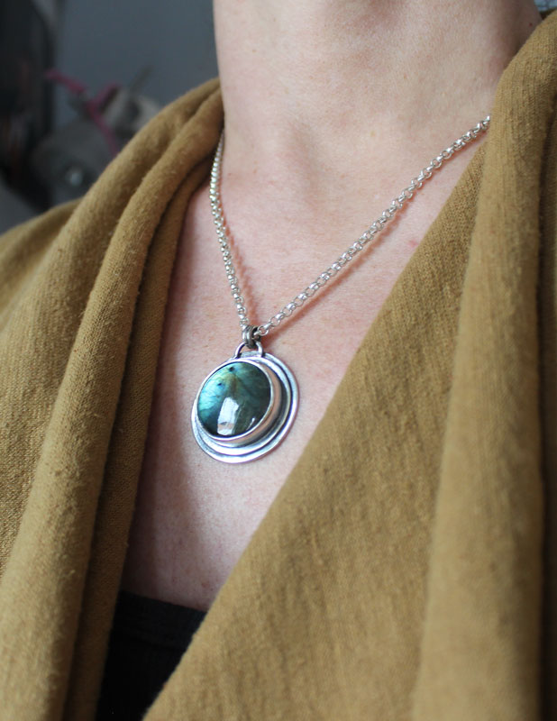 L’oeil de la nature, collier druidique en argent et labradorite