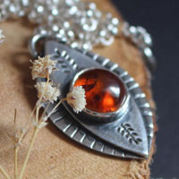 L’oeil de la nature, collier d’automne en argent et ambre