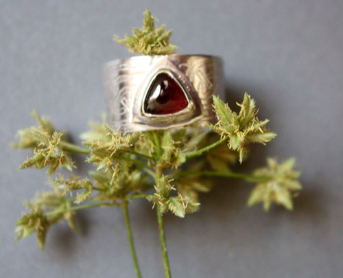 La bague du druide, bague celte en argent et grenat