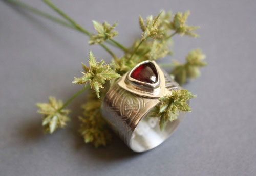La bague du druide, bague celte en argent et grenat