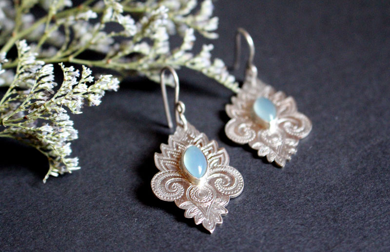 La couleur de l’eau, boucles d’oreilles orientales en argent et calcédoine bleue