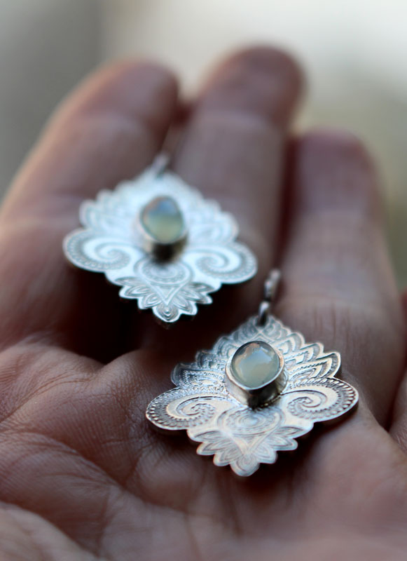 La couleur de l’eau, boucles d’oreilles orientales en argent et calcédoine bleue