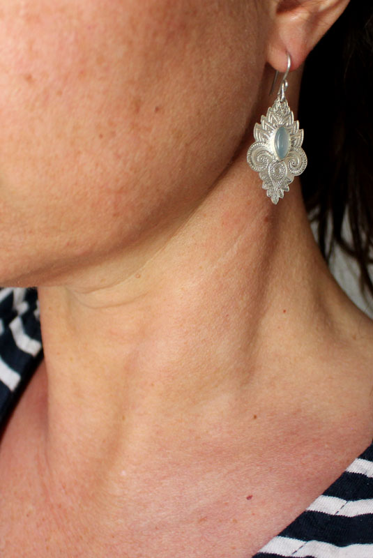 La couleur de l’eau, boucles d’oreilles orientales en argent et calcédoine bleue