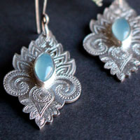 La couleur de l’eau, boucles d’oreilles orientales argent et calcédoine bleue