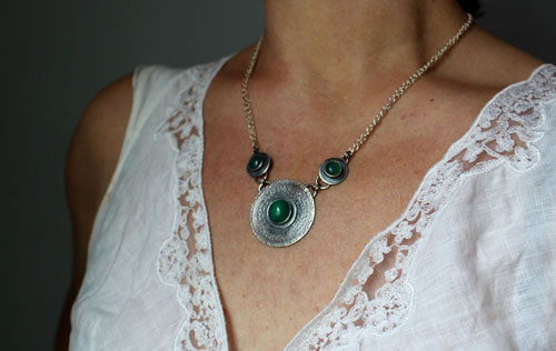 La dame du lac, collier médiéval en argent et agate verte