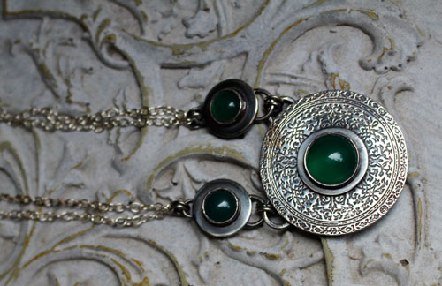 La dame du lac, collier médiéval en argent et agate verte