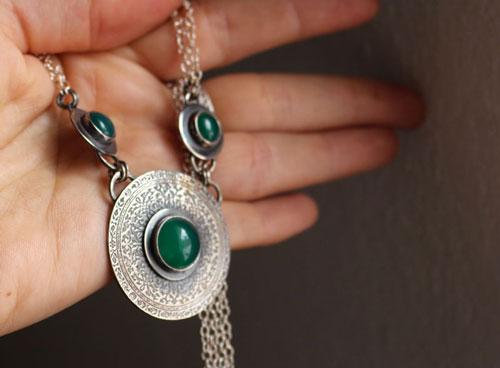 La dame du lac, collier médiéval en argent et agate verte