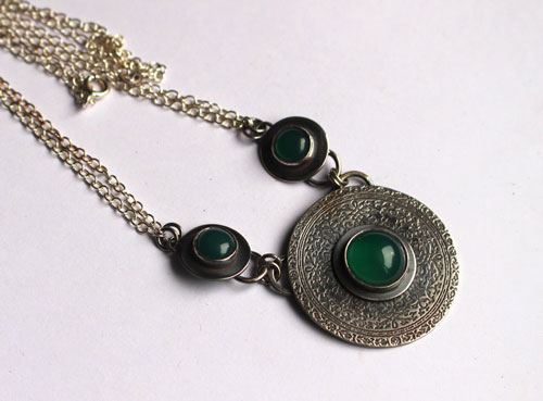 La dame du lac, collier médiéval en argent et agate verte