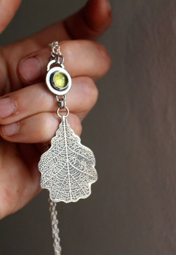 La légende du chêne, collier arbre de l’histoire en argent et péridot