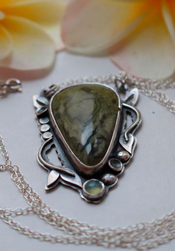 Laurelin, collier botanique elfique en argent, jaspe vert et calcédoine