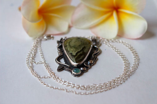 Laurelin, collier botanique elfique en argent, jaspe vert et calcédoine