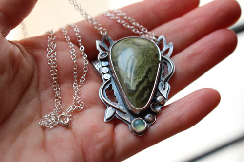 Laurelin, collier botanique elfique en argent, jaspe vert et calcédoine