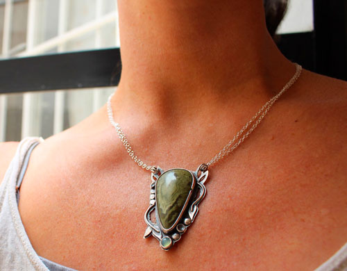 Laurelin, collier botanique elfique en argent, jaspe vert et calcédoine