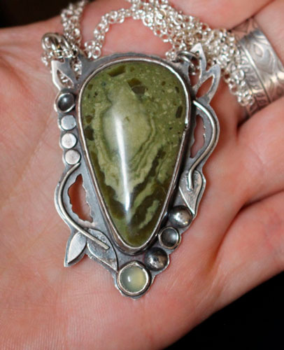 Laurelin, collier botanique elfique en argent, jaspe vert et calcédoine